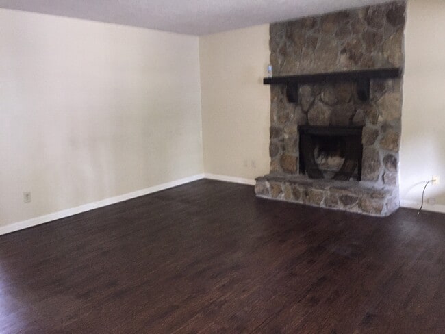 Building Photo - 2934 Lakemont Dr SW