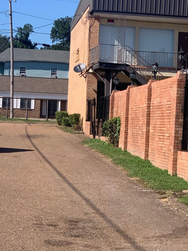 AdmiralImperial Apartments Rentals in Vicksburg at 1200 Mission 66