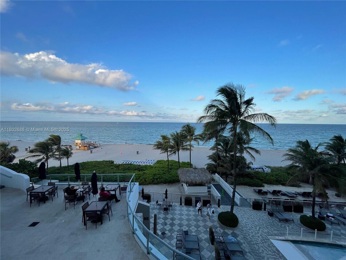 Primary Photo - 17375 Collins Ave