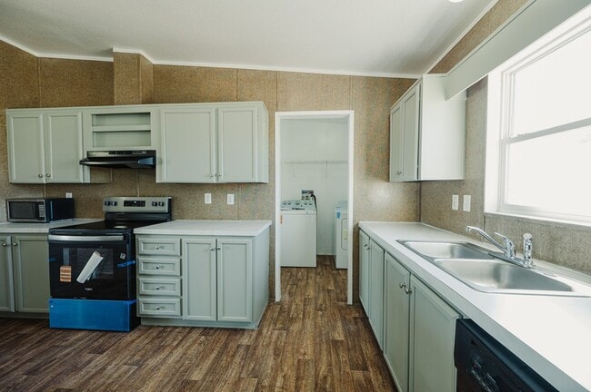 Building Photo - 2423 N Redondo Ave