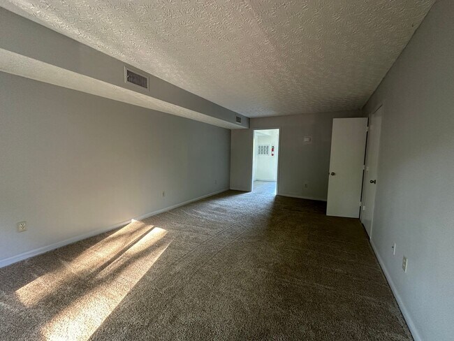 Building Photo - 2 Bedrooms 1.5 baths Townhouse, Kingsport TN