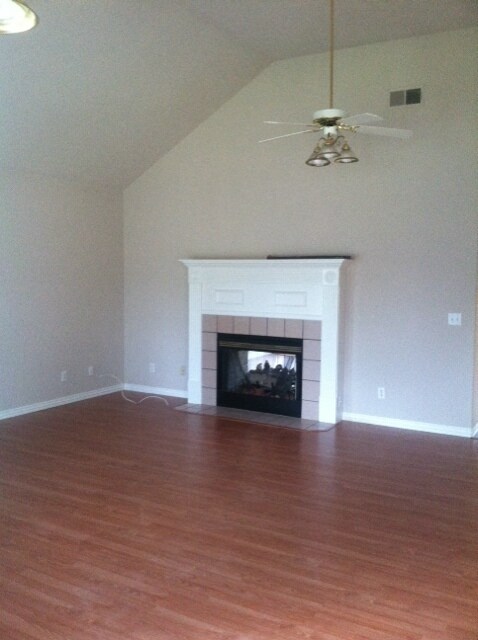 Foto del edificio - **NICE ESTABLISHED NEIGHBORHOOD, CONVENIEN...