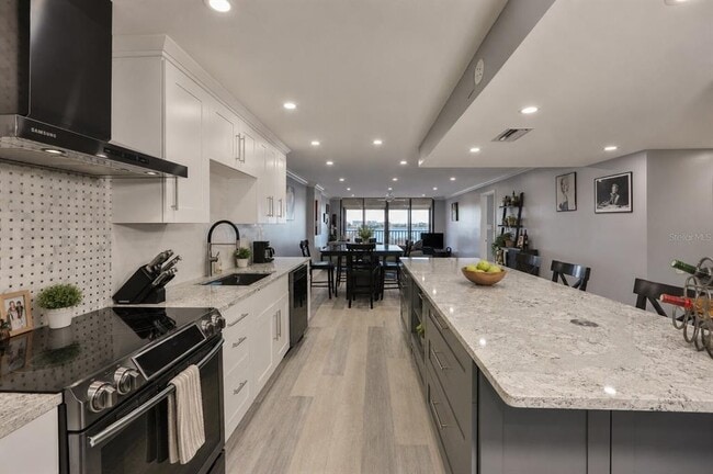 Building Photo - 7037 Sunset Dr S