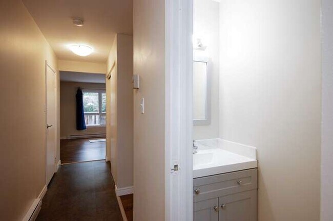 Photo du bâtiment - SPACIOUS 3 BEDROOM TOWNHOME IN SOUTHWEST LONDON