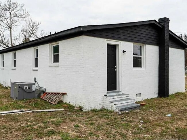 Building Photo - 421 Pineville Rd