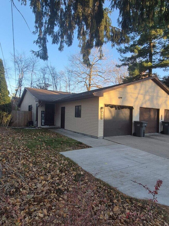 Foto del edificio - 4908 Russell St