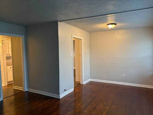 Building Photo - 5818 Glenhurst Dr