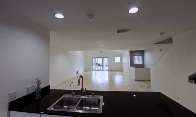 Foto del edificio - 702 Ruthven St