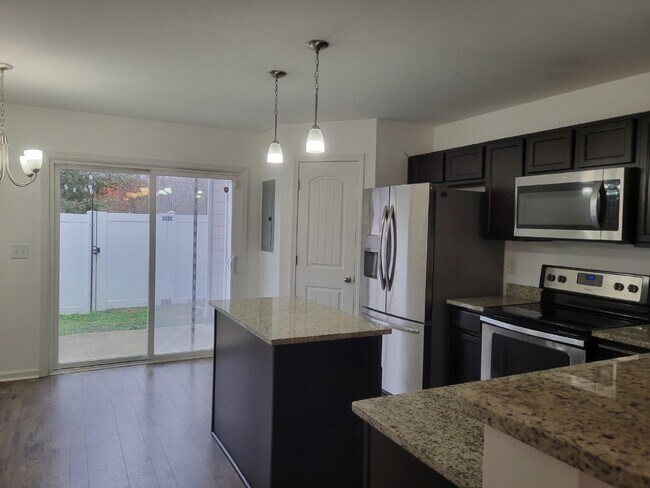 Building Photo - Highly desirable end unit in sought after Cobblestone in Goodlettsville!