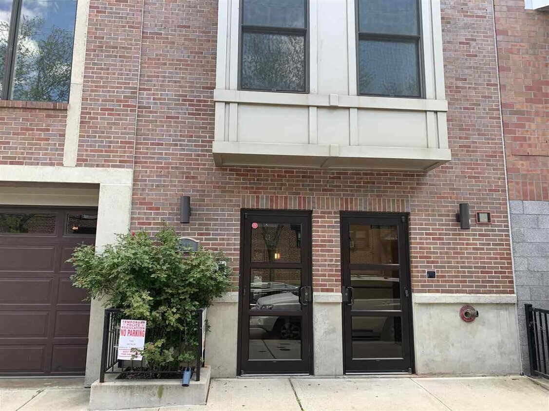 Primary Photo - 511 Jackson St
