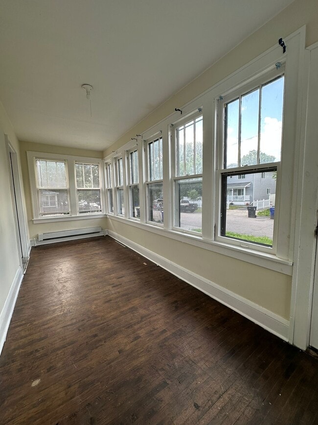 Foto del edificio - 583 Reaney Ave E