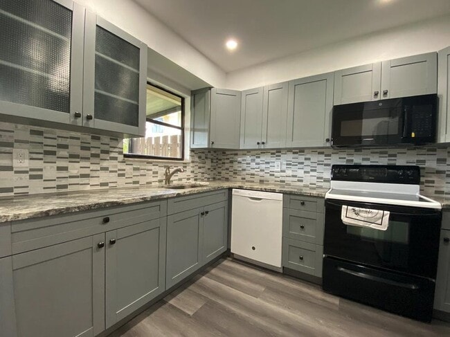 Building Photo - 5001 Pier Dr