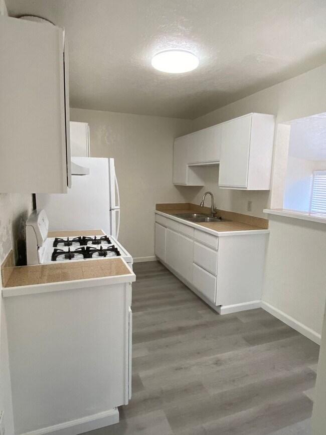 Building Photo - 3622 1/2 COLLIER AVENUE-