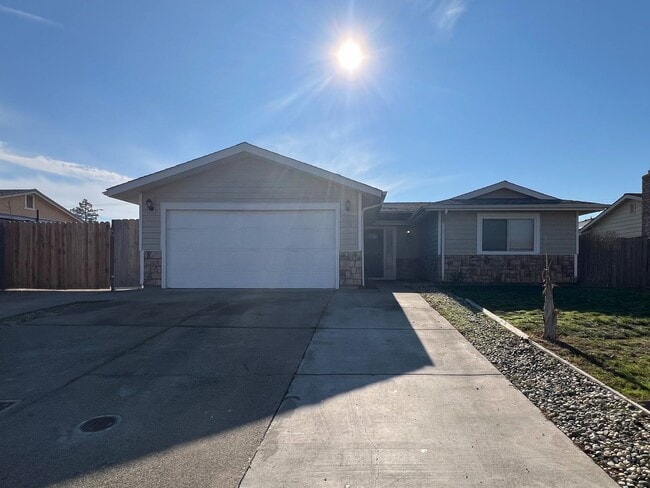 Building Photo - 3 Bed, 2 Bath Home