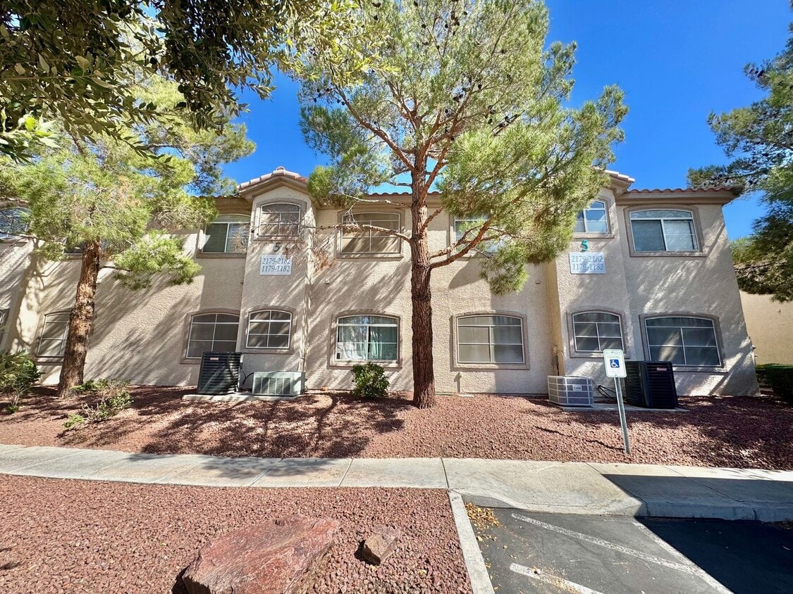 Primary Photo - SPACIOUS 2 BEDROOM TOP FLOOR CONDO