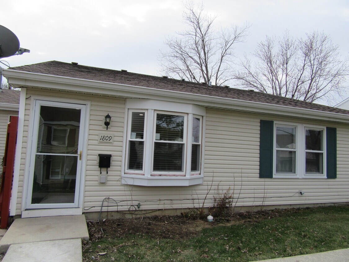 Foto principal - 1809 Jamestown Cir