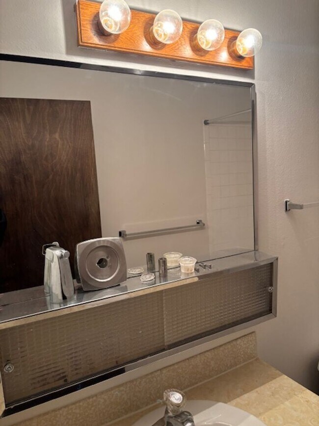 Building Photo - 1005