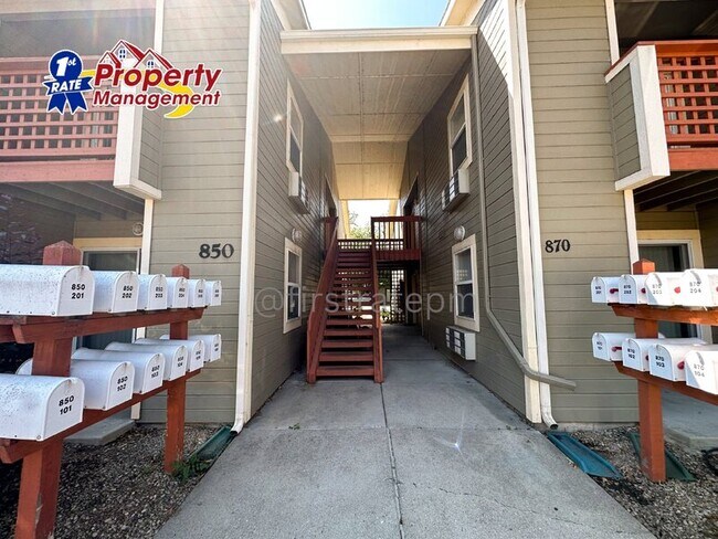 Building Photo - 850 W. Belmont Street