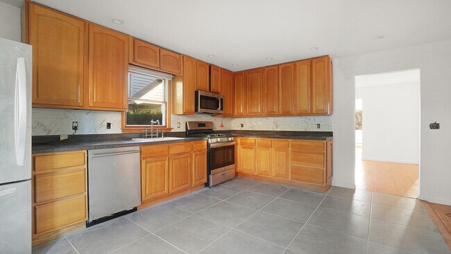 Foto del edificio - 164 Rossiter Ave