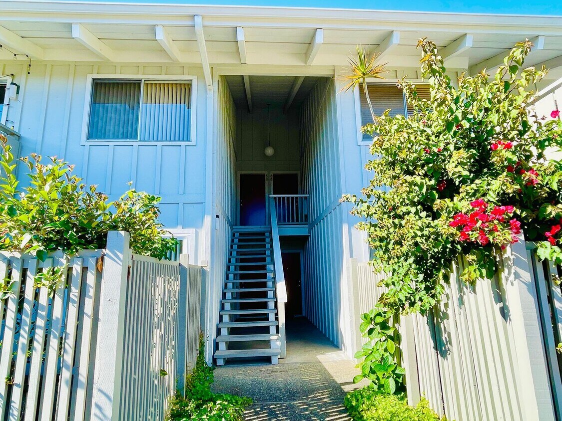 Foto principal - Beautifully Updated 3 Bed 2 Bath Condo W/ ...