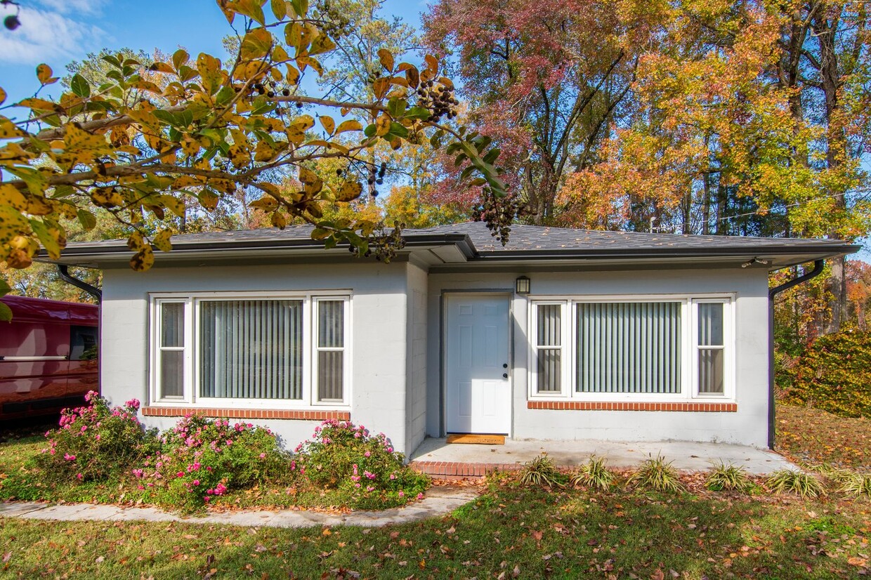 Primary Photo - Ranch Home Minutes from Falls Lake, Utilit...