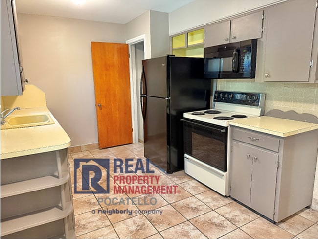 Building Photo - 2 bedroom 2 bath home - dettached garage n...