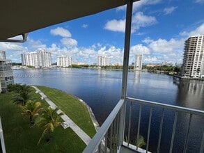 Building Photo - 2999 Point E Dr