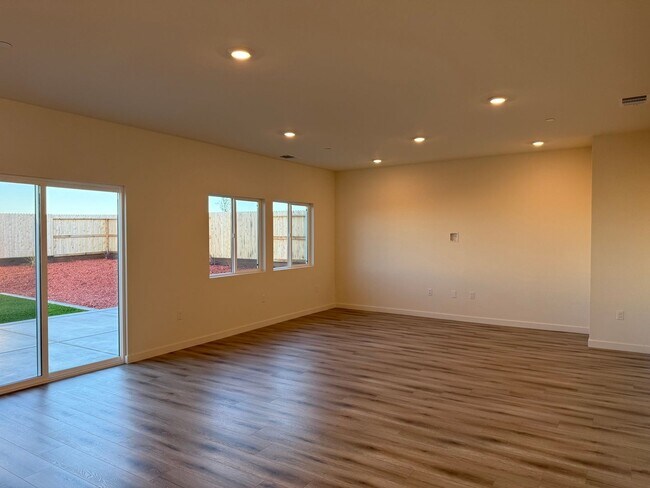Foto del edificio - Spectacular New 5/3 Bath Available Now!