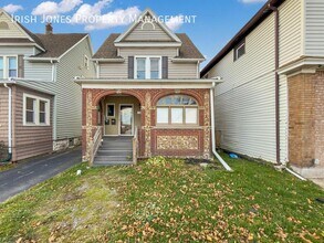 Building Photo - 2829 South Park Ave