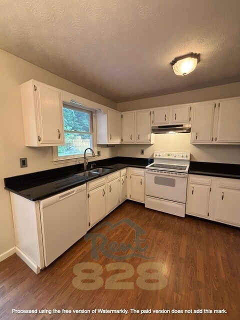 Foto del edificio - 8 Laurel Brook Dr