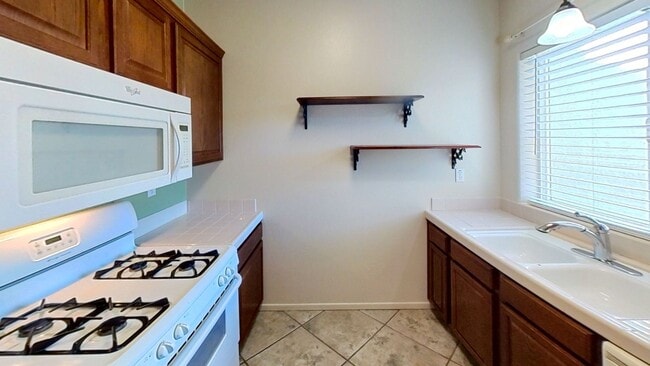 Building Photo - 3 Bedroom, 2.5 Bath Townhome Located in Or...