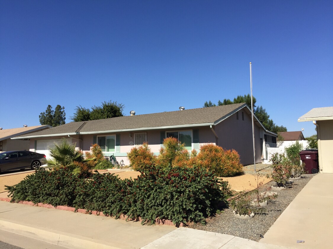 Foto principal - 26224 Lancaster Dr