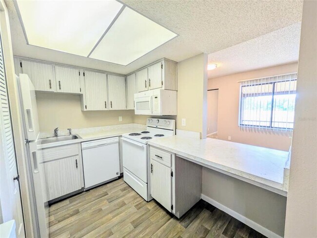 Foto del edificio - 743 Midway Dr