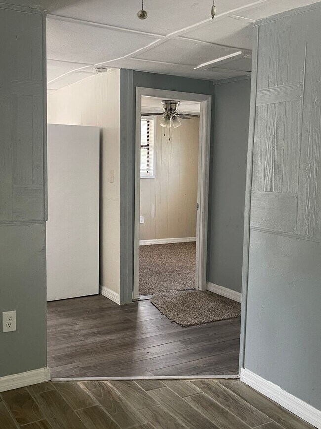 Building Photo - Coming Soon 2 bed 1 bath!
