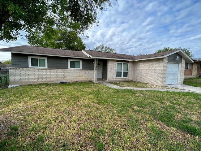 Building Photo - **PENDING APPLICATION** COMING SOON! Beaut...