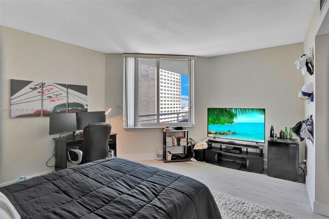 Foto del edificio - 325 S Biscayne Blvd
