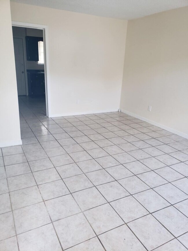 Building Photo - Renovated townhome in a convenient location