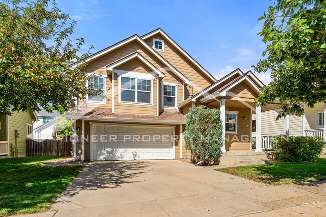 Building Photo - Spacious Home with Washer/Dryer and 2 Car ...