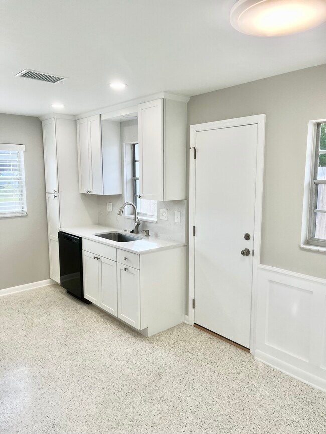 Foto del edificio - 1835 Biscayne Dr