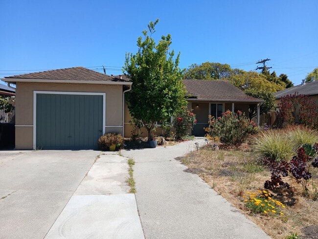 Building Photo - Charming 3-bedroom Home on Upper Westside -Large Yard and Covered Patio