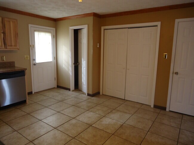Building Photo - 206 Nottoway Dr