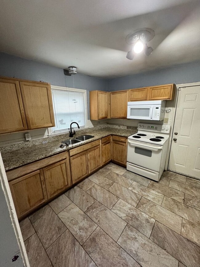 Building Photo - 2 bed 1 bath house in Richmond