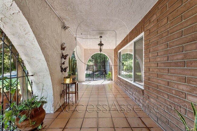 Building Photo - Beautiful 3 Bed/3 Bath Home With 2 LARGE B...