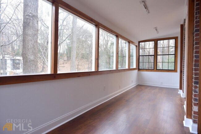 Building Photo - 509 Claire Dr NE