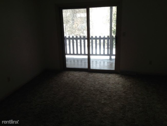 Building Photo - 2 br, 1 bath Apartment - 261 S. Milton