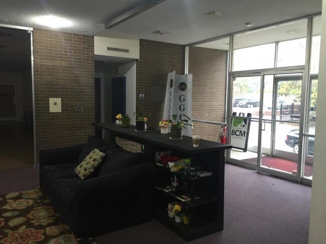 Foto del edificio - 2702 Hillsborough St