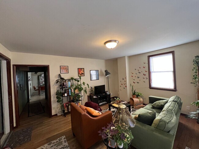 Building Photo - Unique and Spacious Property Centrally Loc...
