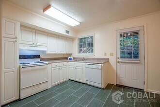 Building Photo - 493 N Highland Ave NE