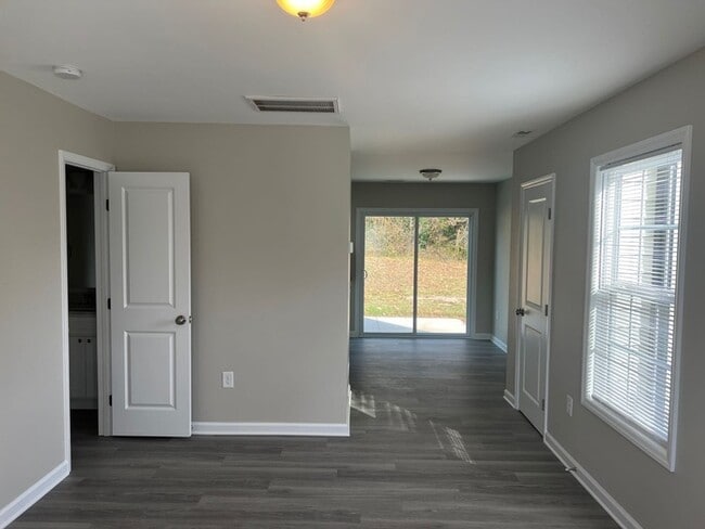 Building Photo - 507 E Mills Dr