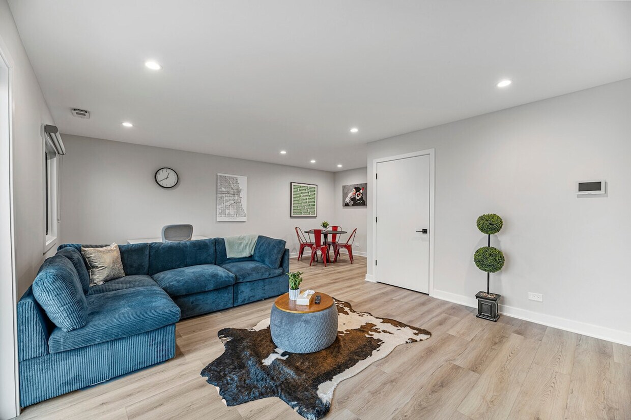 Foto principal - 7200A N Claremont Ave